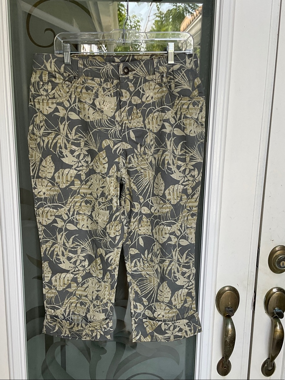 Bandolino Gray Capri Jeans with Cream Tropical Print